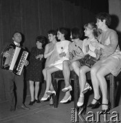 Kwiecień 1968, Inowrocław, Polska.
Akordeonista Jan Iwaszczyszyn z Kamienia Pomorskiego i grupa uczestniczek eliminacji do IV Festiwalu Piosenki Radzieckiej.
Fot. Romuald Broniarek, zbiory Ośrodka KARTA.
