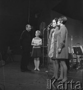 Czerwiec 1968, Zielona Góra, Polska.
Dyrygent Stefan Rachoń i Edyta Wojtczak (2. z lewej) w czasie próby z uczestniczkami IV Festiwalu Piosenki Radzieckiej.
Fot. Romuald Broniarek, zbiory Ośrodka KARTA.
