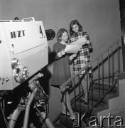 Czerwiec 1968, Zielona Góra, Polska.
Kuluary festiwalu, Janina Galat (1. z lewej) przed kamerą telewizyjną. Zdjęcie zrobione w czasie IV Festiwalu Piosenki Radzieckiej.
Fot. Romuald Broniarek, zbiory Ośrodka KARTA.