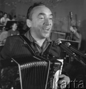 Czerwiec 1968, Zielona Góra, Polska.
Akordeonista - Jan Iwaszczyszyn z Kamienia Pomorskiego, uczestnik IV Festiwalu Piosenki Radzieckiej .
Fot. Romuald Broniarek, zbiory Ośrodka KARTA.