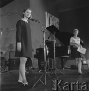 Czerwiec 1968, Zielona Góra, Polska.
Jadwiga Galat, uczestniczka IV Festiwalu Piosenki Radzieckiej. Obok fortepianu prowadząca koncert Edyta Wojtczak.
Fot. Romuald Broniarek, zbiory Ośrodka KARTA.
