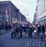 Kwiecień 1970, Inowrocław, Polska.
Uczestniczki IX Konkursu Piosenki Radzieckiej na jednej z ulic miasta.
Fot. Romuald Broniarek, zbiory Ośrodka KARTA.