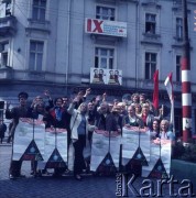 Kwiecień 1970, Inowrocław, Polska.
Uczestnicy IX Konkursu Piosenki Radzieckiej na jednej z ulic miasta.
Fot. Romuald Broniarek, zbiory Ośrodka KARTA.