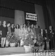 Kwiecień 1969, Inowrocław, Polska.
Koncert laureatów eliminacji do V Festiwalu Piosenki Radzieckiej. 
Fot. Romuald Broniarek, zbiory Ośrodka KARTA.