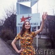 Kwiecień 1969, Inowrocław, Polska.
Uczestniczka eliminacji do V Festiwalu Piosenki Radzieckiej w Zielonej Górze. W tle uliczna instalacja reklamująca festiwal.
Fot. Romuald Broniarek, zbiory Ośrodka KARTA.
