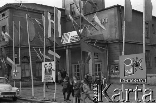 Kwiecień 1969, Inowrocław, Polska.
Dzieci i młodzież przed Teatrem Miejskim. Zdjęcie zrobione podczas trwania VIII Konkursu Piosenki Radzieckiej. 
Fot. Romuald Broniarek, zbiory Ośrodka KARTA.