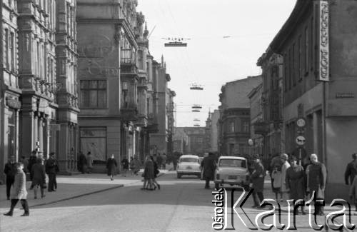 Kwiecień 1969, Inowrocław, Polska.
Róg ulic Solankowej i Królowej Jadwigi. Widok w kierunku południowym. Zdjęcie zrobione podczas trwania VIII Konkursu Piosenki Radzieckiej.
Fot. Romuald Broniarek, zbiory Ośrodka KARTA.