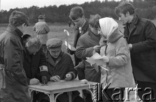 Kwiecień 1969, Inowrocław, Polska.
Uczestnicy zawodów modeli latających. 
Fot. Romuald Broniarek, zbiory Ośrodka KARTA.

