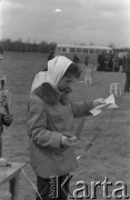 Kwiecień 1969, Inowrocław, Polska.
Uczestniczka zawodów modeli latających.
Fot. Romuald Broniarek, zbiory Ośrodka KARTA.