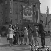 Czerwiec 1969, Zielona Góra, Polska.
Uczestnicy V Festiwalu Piosenki Radzieckiej na skrzyżowaniu Alei Niepodległości i ulicy Stefana Żeromskiego. W tle plakat reklamujący Festiwal.
Fot. Romuald Broniarek, zbiory Ośrodka KARTA.