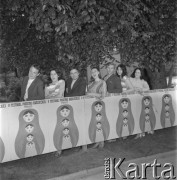 Czerwiec 1969, Zielona Góra, Polska.
Uczestnicy festiwalu z plakatem reklamującym V Festiwal Piosenki Radzieckiej.
Fot. Romuald Broniarek, zbiory Ośrodka KARTA.