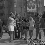 Czerwiec 1969, Zielona Góra, Polska.
Uczestnicy V Festiwalu Piosenki Radzieckiej na skrzyżowaniu Alei Niepodległości i ulicy Stefana Żeromskiego. W tle plakat reklamujący Festiwal.
Fot. Romuald Broniarek, zbiory Ośrodka KARTA.