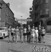 Czerwiec 1969, Zielona Góra, Polska.
Uczestnicy V Festiwalu Piosenki Radzieckiej na skrzyżowaniu Alei Niepodległości i ulicy Stefana Żeromskiego. Widok w kierunku południowym. Z lewej widoczny fragment samochodu milicyjnego marki 