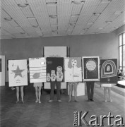 Czerwiec 1969, Zielona Góra, Polska.
Salon wystawowy Biura Wystaw Artystycznych (BWA). Uczestnicy Festiwalu Piosenki Radzieckiej trzymają plakaty reklamowe wyłonione w konkursie.
Fot. Romuald Broniarek, zbiory Ośrodka KARTA.
