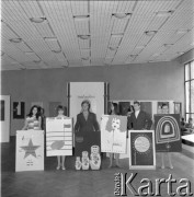 Czerwiec 1969, Zielona Góra, Polska.
Salon wystawowy Biura Wystaw Artystycznych (BWA). Uczestnicy Festiwalu Piosenki Radzieckiej trzymają plakaty reklamowe wyłonione w konkursie.
Fot. Romuald Broniarek, zbiory Ośrodka KARTA.
