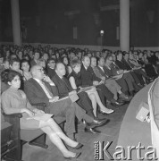 Czerwiec 1969, Zielona Góra, Polska.
Widzowie i jury w Hali Ludowej w czasie koncertu V Festiwalu Piosenki Radzieckiej.
Fot. Romuald Broniarek, zbiory Ośrodka KARTA.