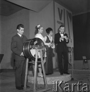 Czerwiec 1969, Zielona Góra, Polska.
Odczytanie wyników plebiscytu publiczności na V Festiwalu Piosenki Radzieckiej. 1. z prawej konferansjer Janusz Budzyński, obok współprowadząca Maria Wróblewska.
Fot. Romuald Broniarek, zbiory Ośrodka KARTA.