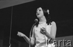 Czerwiec 1969, Zielona Góra, Polska.
Jedna z laureatek V Festiwalu Piosenki Radzieckiej. 
Fot. Romuald Broniarek, zbiory Ośrodka KARTA.
