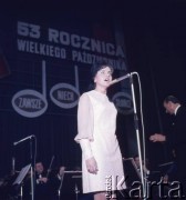 Listopad 1970, Warszawa, Polska.
Sala Kongresowa w Pałacu Kultury i Nauki. Barbara Książkiewicz, jedna z laureatek VI Festiwalu Piosenki Radzieckiej w Zielonej Górze w czasie koncertu z okazji 53. rocznicy Wielkiej Socjalistycznej Rewolucji Październikowej. Orkiestrą dyryguje Stefan Rachoń.
Fot. Romuald Broniarek, zbiory Ośrodka KARTA.
