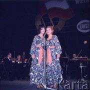 Listopad 1970, Warszawa, Polska.
Laureatki VI Konkursu Piosenki Radzieckiej w Zielonej Górze w czasie koncertu z okazji 53. rocznicy Wielkiej Socjalistycznej Rewolucji Październikowej.
Fot. Romuald Broniarek, zbiory Ośrodka KARTA.