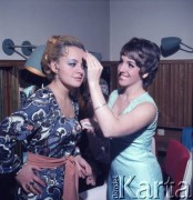 Listopad 1970, Warszawa, Polska.
Sala Kongresowa w Pałacu Kultury i Nauki. Przygotowania jednej z laureatek VI Festiwalu Piosenki Radzieckiej do występu w koncercie z okazji 53. rocznicy Wielkiej Socjalistycznej Rewolucji Październikowej.
Fot. Romuald Broniarek, zbiory Ośrodka KARTA.
