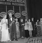 Listopad 1970, Warszawa, Polska.
Sala Kongresowa w Pałacu Kultury i Nauki. Na scenie prowadzący i uczestnicy koncertu z okazji 53. rocznicy Wielkiej Socjalistycznej Rewolucji Październikowej.
Fot. Romuald Broniarek, zbiory Ośrodka KARTA.

