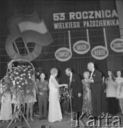 Listopad 1970, Warszawa, Polska.
Sala Kongresowa w Pałacu Kultury i Nauki. Na scenie dyrygent Stefan Rachoń oraz prowadzący i uczestnicy koncertu z okazji 53. rocznicy Wielkiej Socjalistycznej Rewolucji Październikowej.
Fot. Romuald Broniarek, zbiory Ośrodka KARTA.