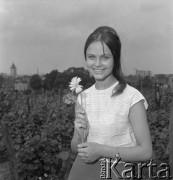 Czerwiec 1971, Zielona Góra, Polska.
Piosenkarka Izabela Schütz (później Trojanowska) - jedna z laureatek VII Festiwalu Piosenki Radzieckiej w przerwie między występami.
Fot. Romuald Broniarek, zbiory Ośrodka KARTA.