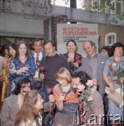 1977, Zielona Góra, Polska.
Grupa osób przed Biurem Wystaw Artystycznych (BWA) w Zielonej Górze obok plakatu informującego o wystawie poplenerowej II Pleneru Malarzy Polskich i Radzieckich.
Fot. Romuald Broniarek, zbiory Ośrodka KARTA.
