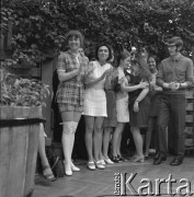 Czerwiec 1971, Zielona Góra, Polska.
Izabela Schütz (później Trojanowska) (2. z prawej) wśród uczestników VII Festiwalu Piosenki Radzieckiej.
For. Romuald Broniarek, zbiory Ośrodka KARTA