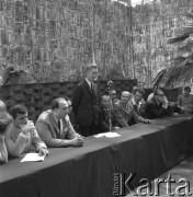 Czerwiec 1971, Zielona Góra,  Polska.
Palmiarnia w Zielonej Górze, obrady jury VII Festiwalu Piosenki Radzieckiej. Stoi prawdopodobnie Wojciech Maklakiewicz - przewodniczący jury, 1. z lewej Arno Babadżanian - kompozytor ormiański, juror honorowy festiwalu.
Fot. Romuald Broniarek, zbiory Ośrodka KARTA