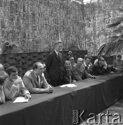 Czerwiec 1971, Zielona Góra,  Polska.
Palmiarnia w Zielonej Górze, obrady jury VII Festiwalu Piosenki Radzieckiej. Stoi prawdopodobnie Wojciech Maklakiewicz - przewodniczący jury, 1. z lewej Arno Babadżanian - kompozytor ormiański, juror honorowy festiwalu.
Fot. Romuald Broniarek, zbiory Ośrodka KARTA