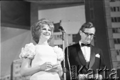 Czerwiec 1971, Zielona Góra, Polska.
Konferansjerzy: Krystyna Loska i Wacław Przybylski w czasie koncertu w ramach VII Festiwalu Piosenki Radzieckiej.
Fot. Romuald Broniarek, zbiory Ośrodka KARTA.