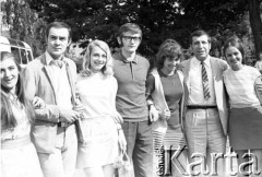 Czerwiec 1971, Zielona Góra, Polska.
Uczestnicy VI Festiwalu Piosenki Radzieckiej m.in. piosenkarz radziecki Muslim Magomajew (2. z lewej), prawdopodobnie Miłosz Grabarczyk (4. z lewej), kompozytor - Arno Babadżanian (2. z prawej), Izabela Schütz (później Trojanowska) (1. z prawej).
Fot. Romuald Broniarek, zbiory Ośrodka KARTA.