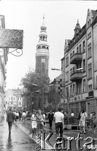 Czerwiec 1971, Zielona Góra, Polska.
Przechodnie na deptaku (ulicy Stefana Żeromskiego). W tle wieża ratuszowa na Starym Rynku.
Fot. Romuald Broniarek, zbiory Ośrodka KARTA.
