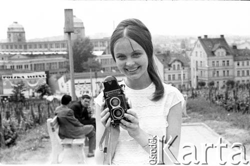 Czerwiec 1971, Zielona Góra, Polska.
Piosenkarka Izabela Schütz (później Trojanowska) - jedna z laureatek VII Festiwalu Piosenki Radzieckiej w przerwie między występami.
Fot. Romuald Broniarek, zbiory Ośrodka KARTA.