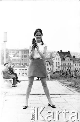 Czerwiec 1971, Zielona Góra, Polska.
Piosenkarka Izabela Schütz (później Trojanowska) - jedna z laureatek VII Festiwalu Piosenki Radzieckiej w przerwie między występami.
Fot. Romuald Broniarek, zbiory Ośrodka KARTA.