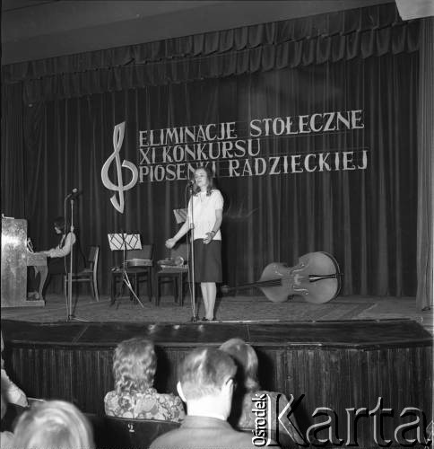 1972, Warszawa, Polska.
Występ w czasie warszawskich eliminacji do XI Konkursu Piosenki Radzieckiej.
Fot. Romuald Broniarek, zbiory Ośrodka KARTA.