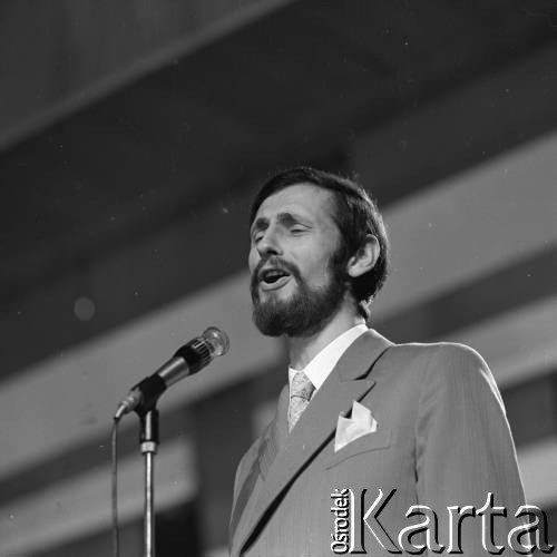 Czerwiec 1972, Zielona Góra, Polska.
Występ jednego z uczestników na VIII Festiwalu Piosenki Radzieckiej.
Fot. Romuald Broniarek, zbiory Ośrodka KARTA.