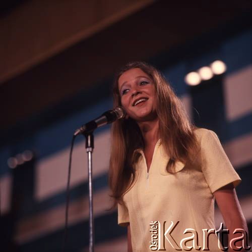 Czerwiec 1972, Zielona Góra, Polska.
Uczestniczka VIII Festiwalu Piosenki Radzieckiej w trakcie występu.
Fot. Romuald Broniarek, zbiory Ośrodka KARTA.