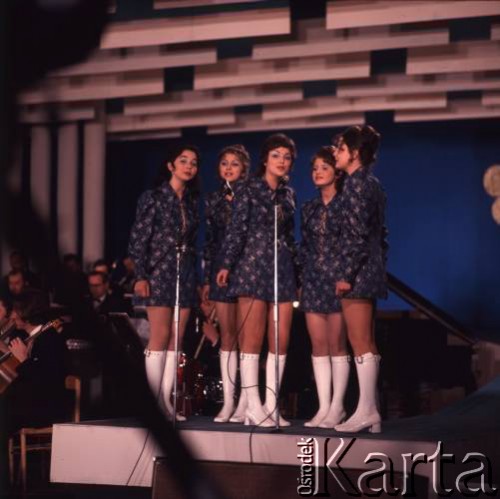 Czerwiec 1972, Zielona Góra, Polska.
Kwintet żeński w trakcie występu na VIII Festiwalu Piosenki Radzieckiej.
Fot. Romuald Broniarek, zbiory Ośrodka KARTA.