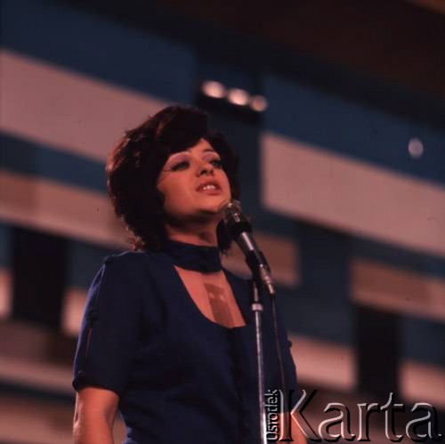 Czerwiec 1972, Zielona Góra, Polska.
Jedna z uczestniczek VIII Festiwalu Piosenki Radzieckiej w czasie występu.
Fot. Romuald Broniarek, zbiory Ośrodka KARTA.