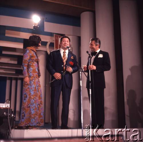Czerwiec 1972, Zielona Góra, Polska.
Konferansjerzy Maria Wróblewska i Janusz Budzyński (z prawej) oraz juror Jewgienij Pticzkin.
Fot. Romuald Broniarek, zbiory Ośrodka KARTA.