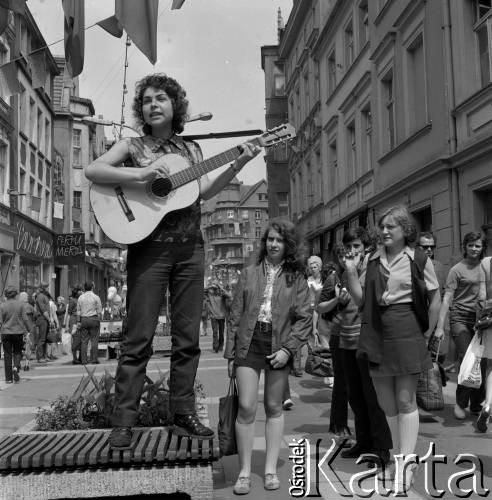 Czerwiec 1972, Zielona Góra, Polska.
Wiesława Handtke, uczestniczka VIII Festiwalu Piosenki Radzieckiej w czasie występu na deptaku.
Fot. Romuald Broniarek, zbiory Ośrodka KARTA.