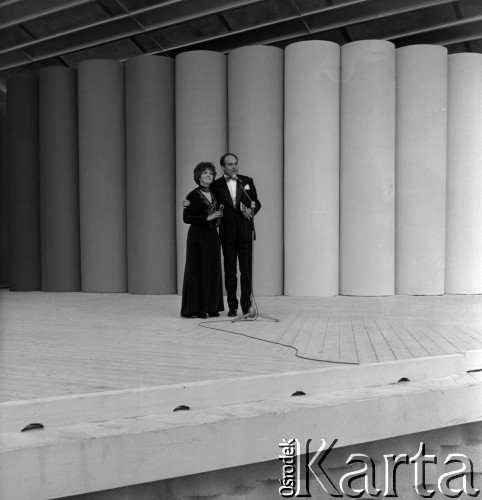 Czerwiec 1973, Zielona Góra, Polska.
Swietłana Zilcowa z Moskwy i Janusz Zakrzeński - konferansjerzy IX Festiwalu Piosenki Radzieckiej.
For. Romuald Broniarek, zbiory Ośrodka KARTA.