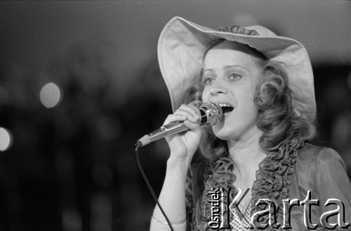 Czerwiec 1976, Zielona Góra, Polska.
Jedna z uczestniczek XII Festiwalu Piosenki Radzieckiej.
Fot. Romuald Broniarek, zbiory Ośrodka KARTA