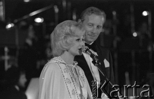 Czerwiec 1976, Zielona Góra, Polska.
Krystyna Loska i Jan Suzin - konferansjerzy XII Festiwalu Piosenki Radzieckiej.
Fot. Romuald Broniarek, zbiory Ośrodka KARTA