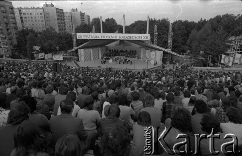 Czerwiec 1976, Zielona Góra, Polska.
Publiczność i scena XII Festiwalu Piosenki Radzieckiej od strony widowni.
Fot. Romuald Broniarek, zbiory Ośrodka KARTA