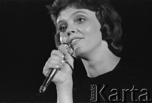 Czerwiec 1976, Zielona Góra, Polska.
Jedna z uczestniczek XII Festiwalu Piosenki Radzieckiej w czasie koncertu.
Fot. Romuald Broniarek, zbiory Ośrodka KARTA