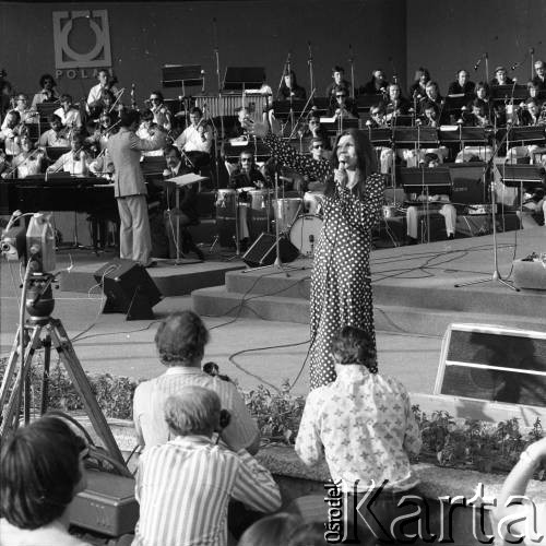 10-12.06.1977, Zielona Góra, Polska.
Krystyna Prońko na XIII Festiwalu Piosenki Radzieckiej. Akompaniują połączone orkiestry warszawskiego teatru 